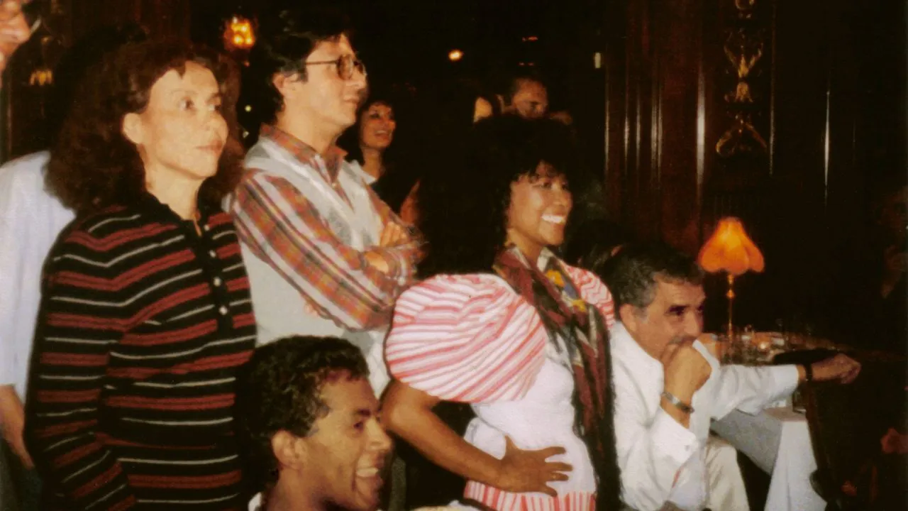 'Totó, La Momposina' junto a Gabriel García Márquez en Estocolmo, Suecia.
